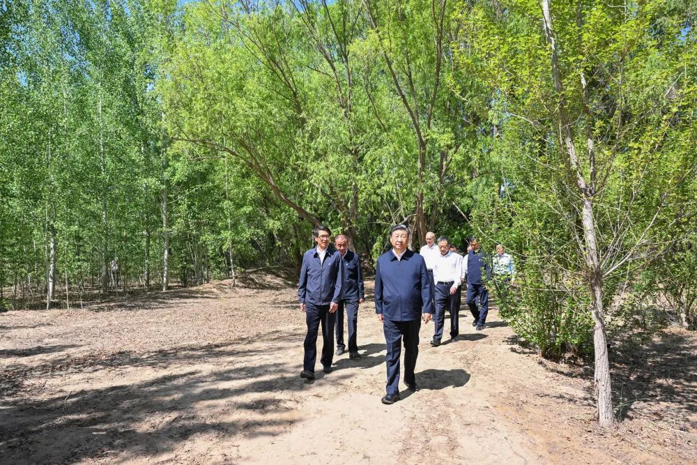 习近平在内蒙古巴彦淖尔考察并主持召开座谈会