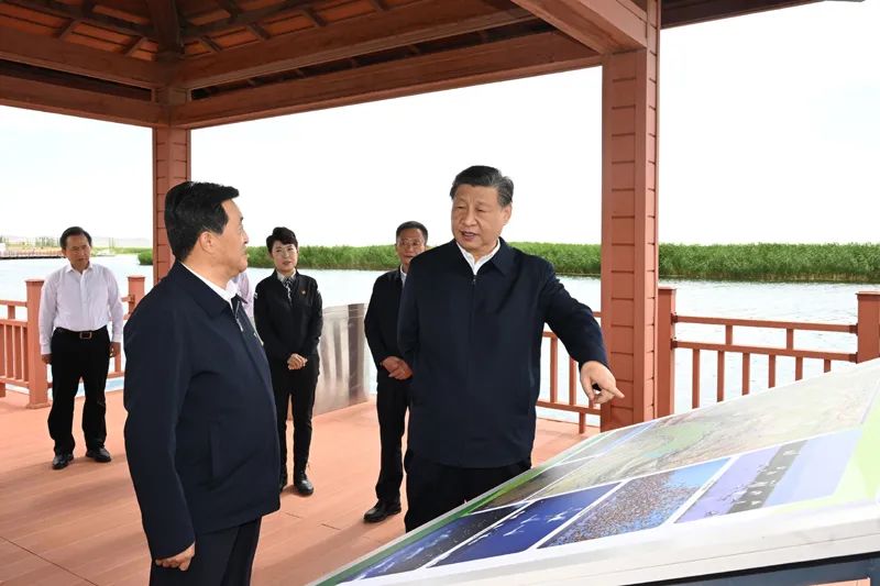 习近平在内蒙古巴彦淖尔考察并主持召开座谈会