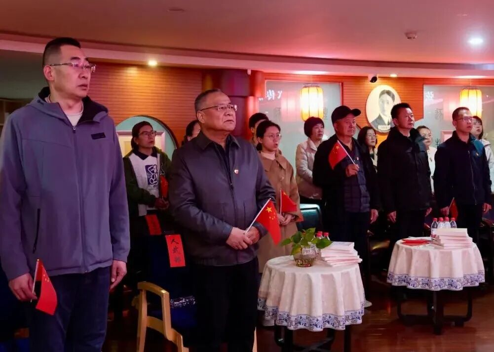 天安门国旗现身康巴什主题党课 天安门国旗现身康巴什主题党课